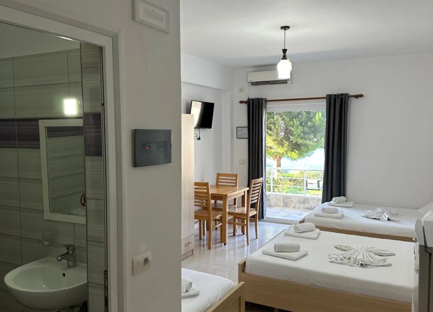 Hotel Mesun Himare 3*,  Albania
